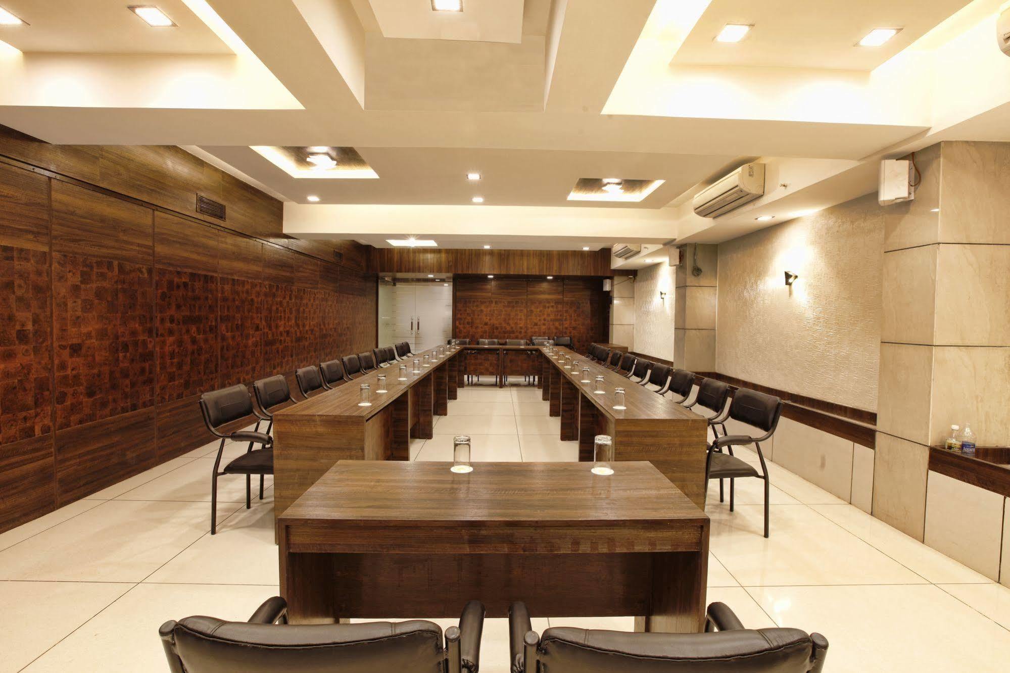 Le Grande Residency -Unmarried Couples Are Not Allowed Ahmedabad Exterior photo