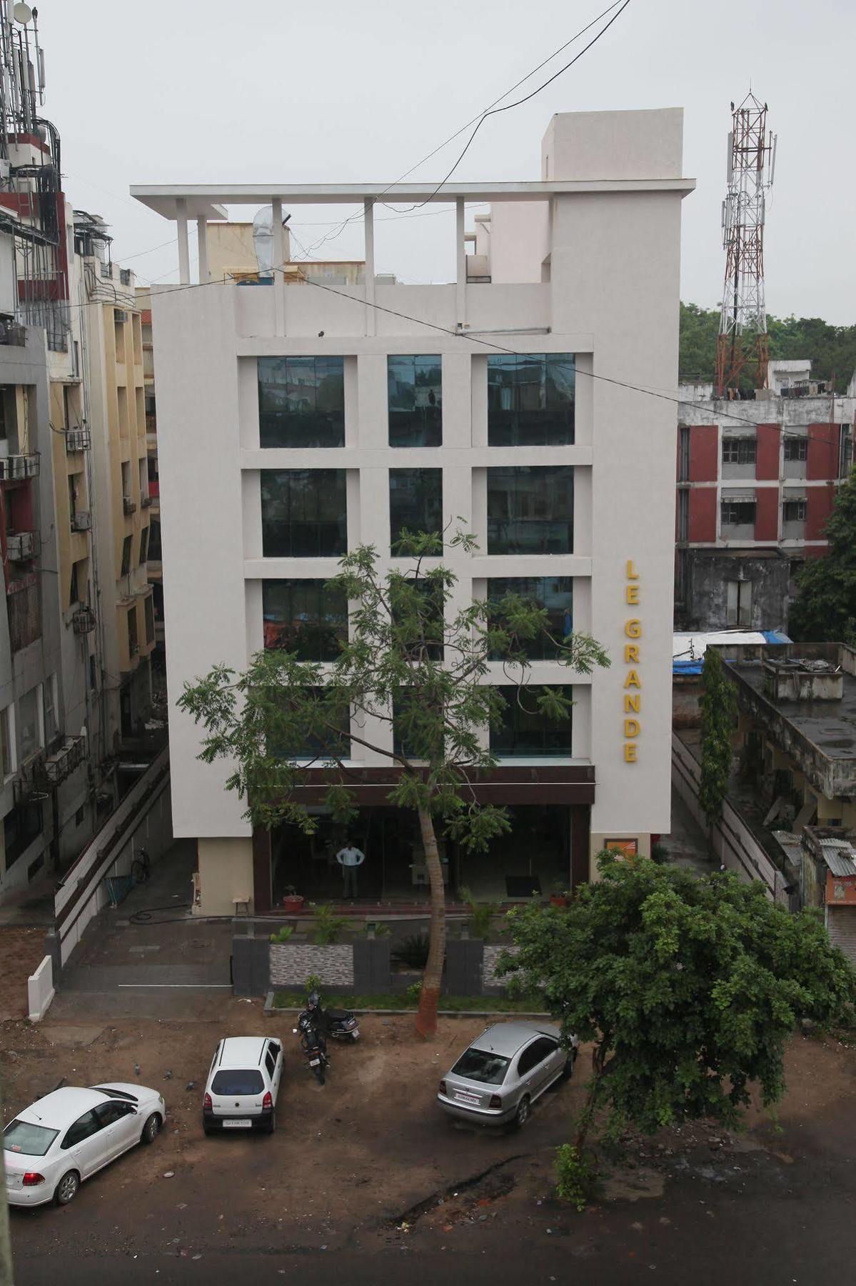 Le Grande Residency -Unmarried Couples Are Not Allowed Ahmedabad Exterior photo